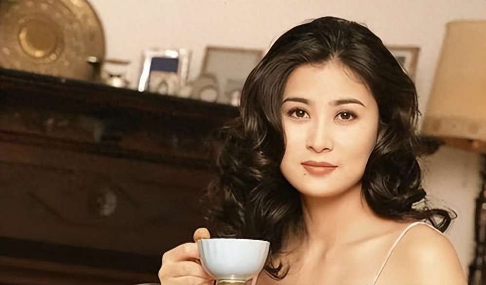 「晶女郎」出身的她「艷壓」邱淑貞,卻因拒拍「風月片」被打斷肋骨悲慘退出