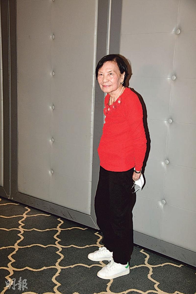 一度病危！資深女星「扶助行器現身」感慨標靶藥好貴　「未婚沒子女」走後骨灰撒花園
