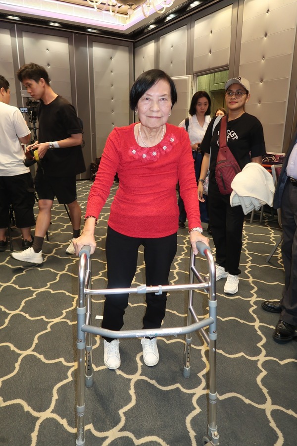一度病危！資深女星「扶助行器現身」感慨標靶藥好貴　「未婚沒子女」走後骨灰撒花園
