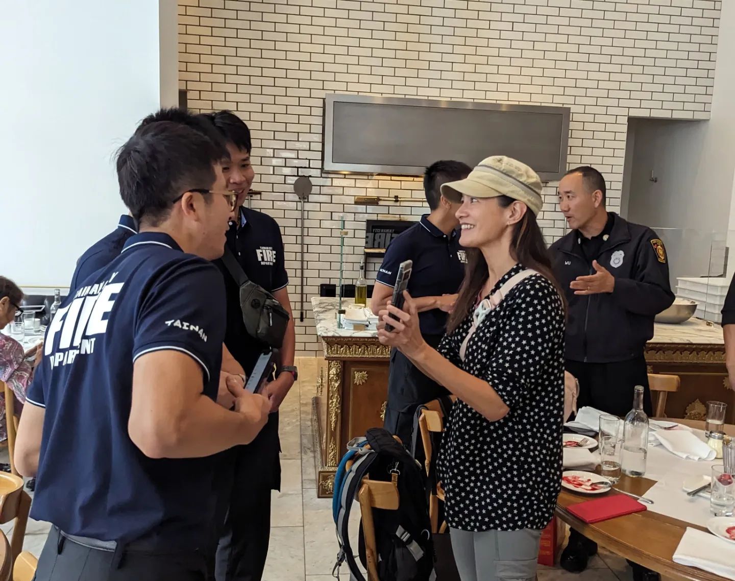巧遇同鄉！43歲金鐘女星赴美「遇到台灣消防員」　驚喜上前「親切舉動全曝光」