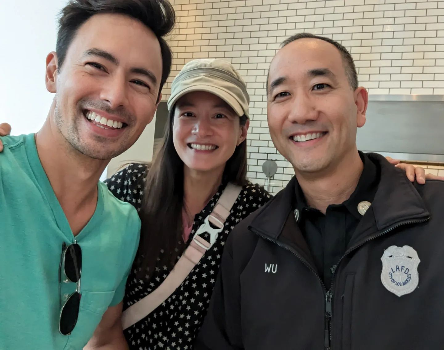 巧遇同鄉！43歲金鐘女星赴美「遇到台灣消防員」　驚喜上前「親切舉動全曝光」