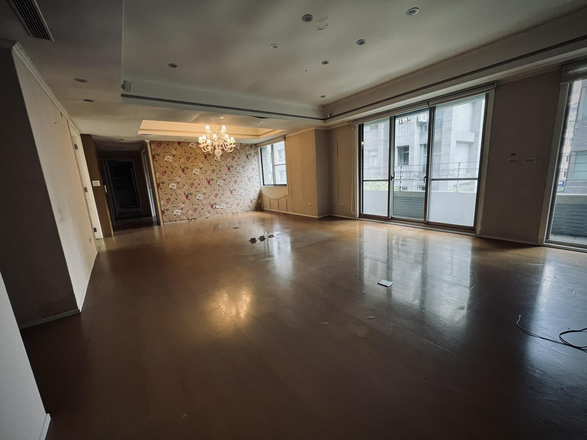 急賣7千萬豪宅！女主持「改當租屋族睡地板」　買即期品「花5千得報備」自嘲：貴婦變跪婦