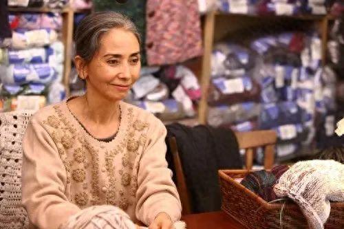 女星結婚1年「丈夫意外去世」崩潰退圈40年！再復出「已成白髮老嫗」卻被讚：把生活過成詩