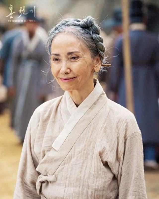 女星結婚1年「丈夫意外去世」崩潰退圈40年！再復出「已成白髮老嫗」卻被讚：把生活過成詩