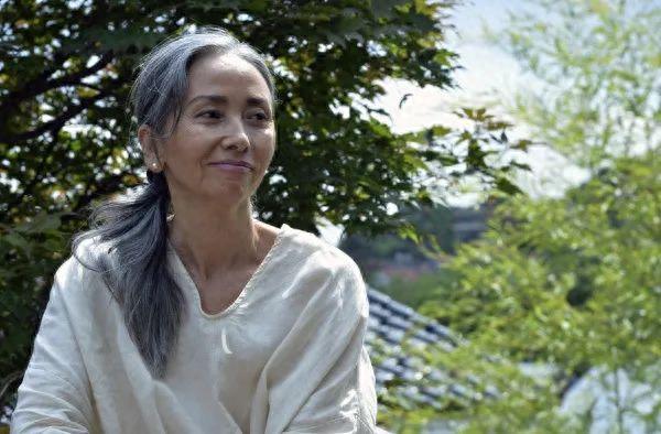 女星結婚1年「丈夫意外去世」崩潰退圈40年！再復出「已成白髮老嫗」卻被讚：把生活過成詩
