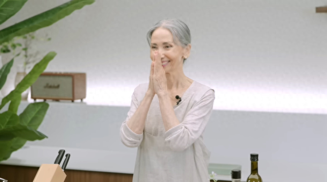 女星結婚1年「丈夫意外去世」崩潰退圈40年！再復出「已成白髮老嫗」卻被讚：把生活過成詩