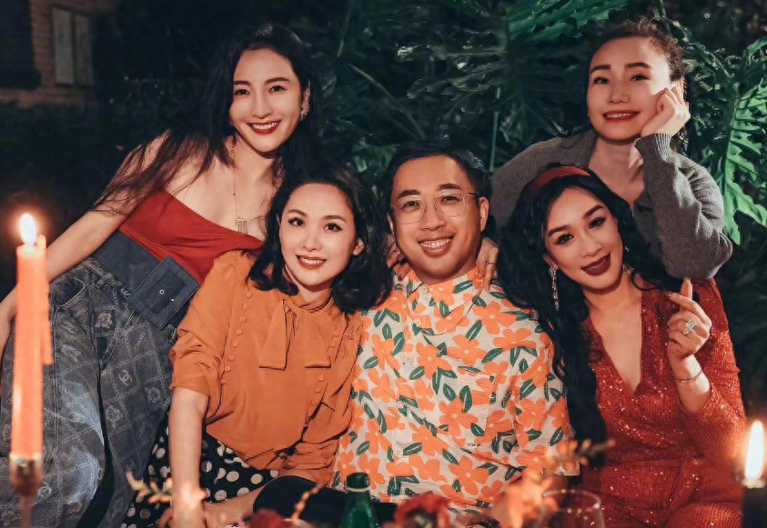 性感女神53歲了！她「辣秀深V戰袍」連換3套超驚豔　嘟嘴獻吻小12歲尪「力破婚變謠言」