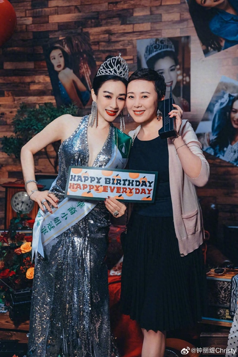 性感女神53歲了！她「辣秀深V戰袍」連換3套超驚豔　嘟嘴獻吻小12歲尪「力破婚變謠言」
