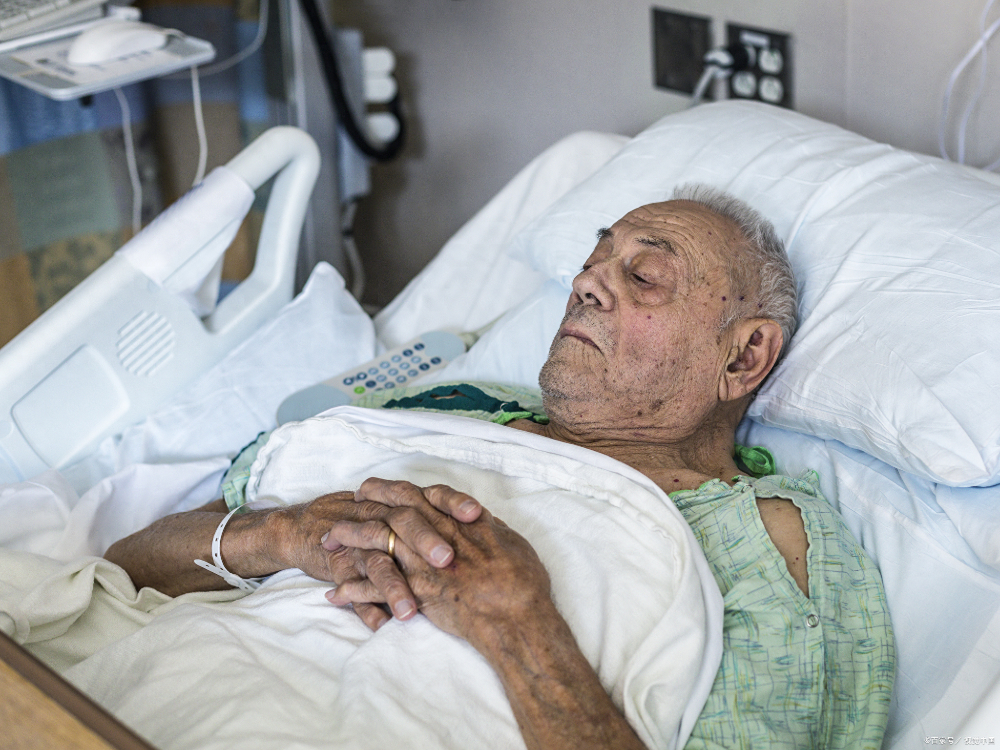 薪水都上交給尪！丈夫住院了「300萬存摺」卻顯示餘額不足　我頭也不回：「沒錢就拔管吧」