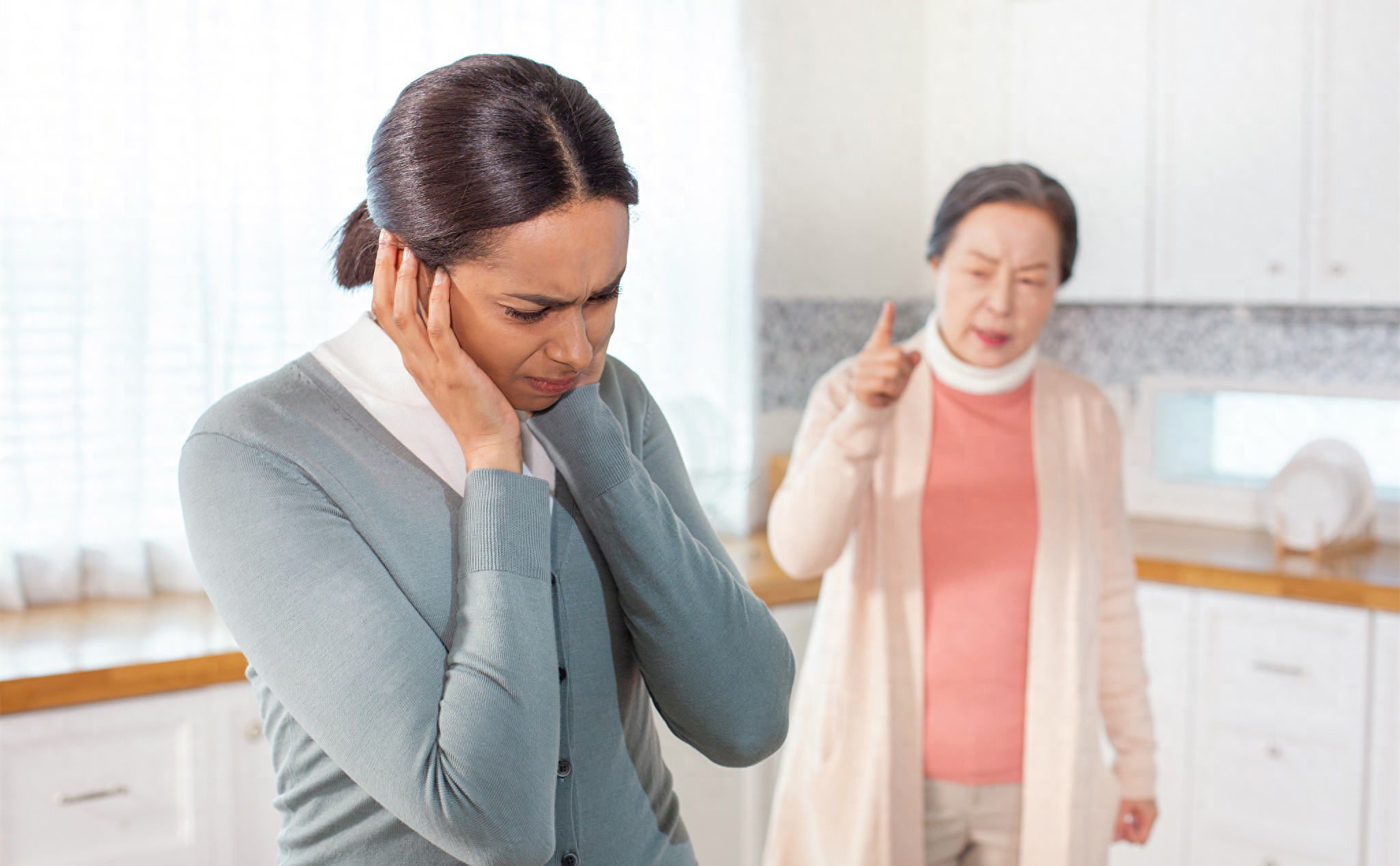 薪水都上交給尪！丈夫住院了「300萬存摺」卻顯示餘額不足　我頭也不回：「沒錢就拔管吧」