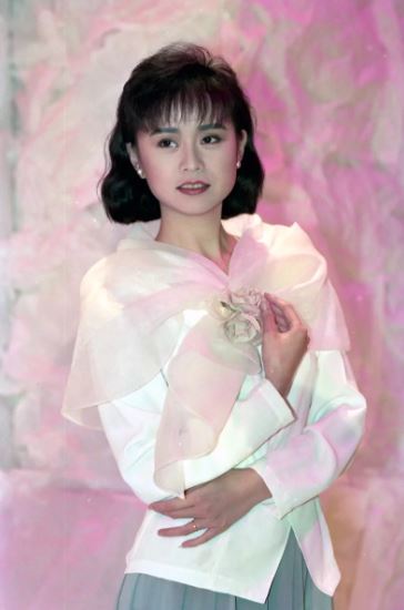 銷聲匿跡25年！玉女歌手「嫁台商尪當主婦」61歲近況曝　「愛女遺傳好歌喉」美貌不輸媽