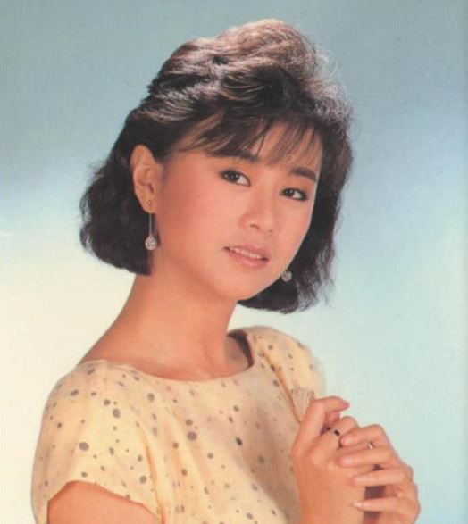 銷聲匿跡25年！玉女歌手「嫁台商尪當主婦」61歲近況曝　「愛女遺傳好歌喉」美貌不輸媽