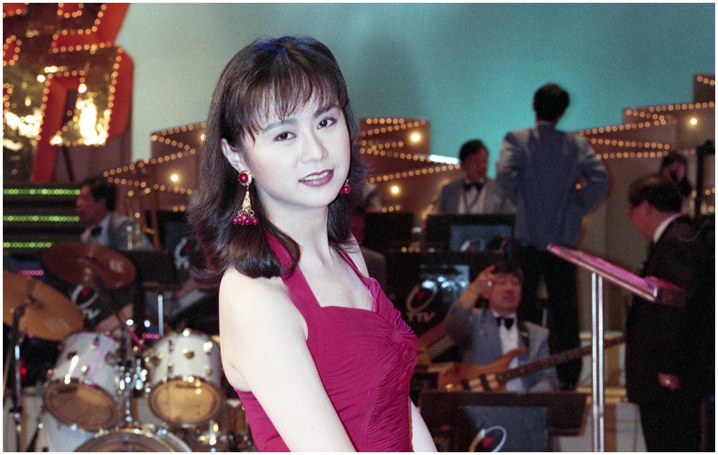 銷聲匿跡25年！玉女歌手「嫁台商尪當主婦」61歲近況曝　「愛女遺傳好歌喉」美貌不輸媽