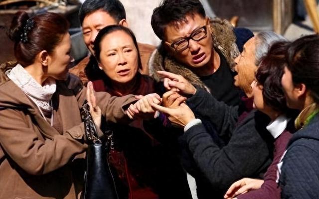 哥哥不肯救爸爸！我和老公堅持送醫「醫藥費全我們付」　他多活3年走後「哥哥卻說要風光辦葬禮」我不忍了