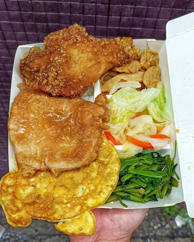 佛心來的！便當店「80元慈悲便當」竟有雙主菜　塞滿滿「炸雞腿+滷排骨」網淚喊：吃的是感動