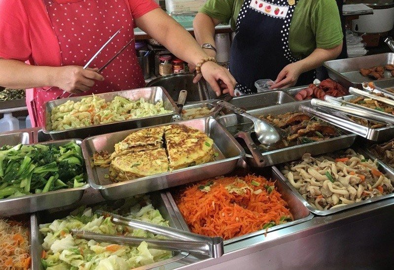 佛心來的！便當店「80元慈悲便當」竟有雙主菜　塞滿滿「炸雞腿+滷排骨」網淚喊：吃的是感動