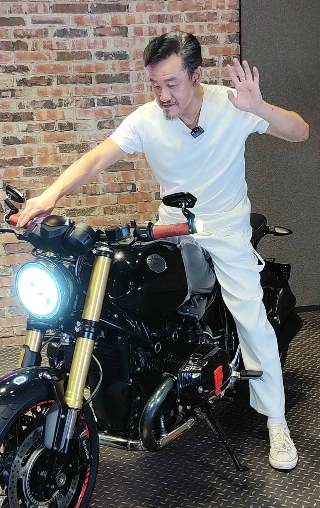 女友設局陷害！59歲男星一夜破產「欠巨債流落街頭」　「今翻身擁千萬房產」成飄撇帥大叔
