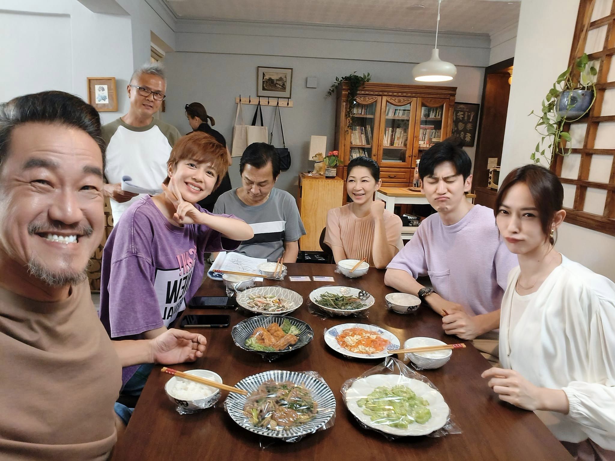 女友設局陷害！59歲男星一夜破產「欠巨債流落街頭」　「今翻身擁千萬房產」成飄撇帥大叔