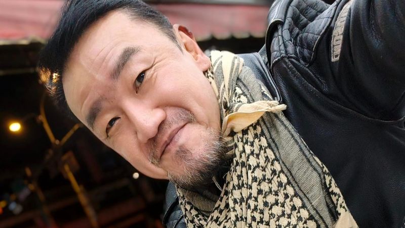女友設局陷害！59歲男星一夜破產「欠巨債流落街頭」　「今翻身擁千萬房產」成飄撇帥大叔