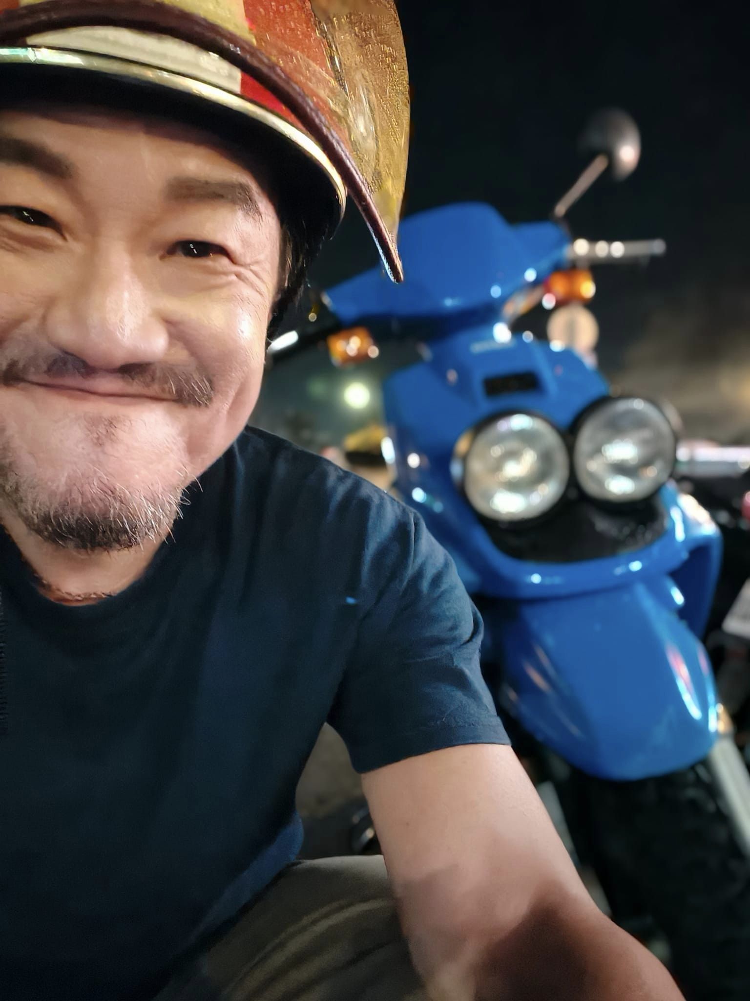 女友設局陷害！59歲男星一夜破產「欠巨債流落街頭」　「今翻身擁千萬房產」成飄撇帥大叔