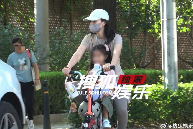 從小美到大！44歲資深女星「高中仙氣舊照」網全看呆　班導笑曝：「至少10個班男生在追她！」
