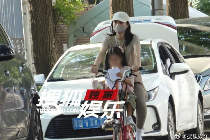 從小美到大！44歲資深女星「高中仙氣舊照」網全看呆　班導笑曝：「至少10個班男生在追她！」