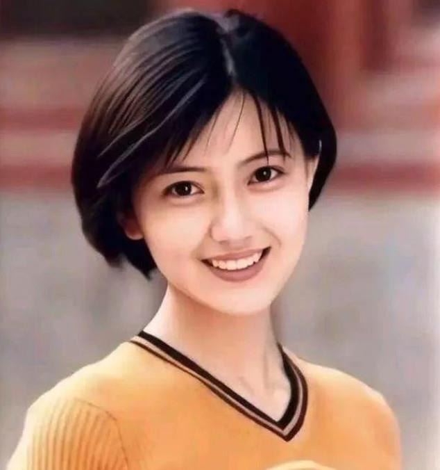 從小美到大！44歲資深女星「高中仙氣舊照」網全看呆　班導笑曝：「至少10個班男生在追她！」
