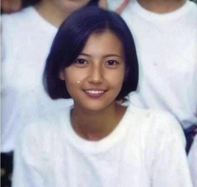 從小美到大！44歲資深女星「高中仙氣舊照」網全看呆　班導笑曝：「至少10個班男生在追她！」