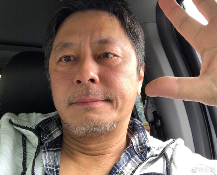 歷經喪母痛！60歲歌王「蓄鬍子開怪手」釣魚釣整天　「時隔5年再開金嗓」超狂近況曝