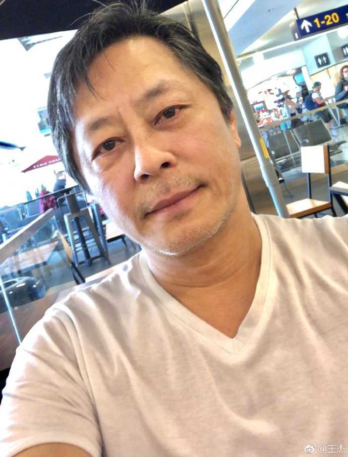 歷經喪母痛！60歲歌王「蓄鬍子開怪手」釣魚釣整天　「時隔5年再開金嗓」超狂近況曝