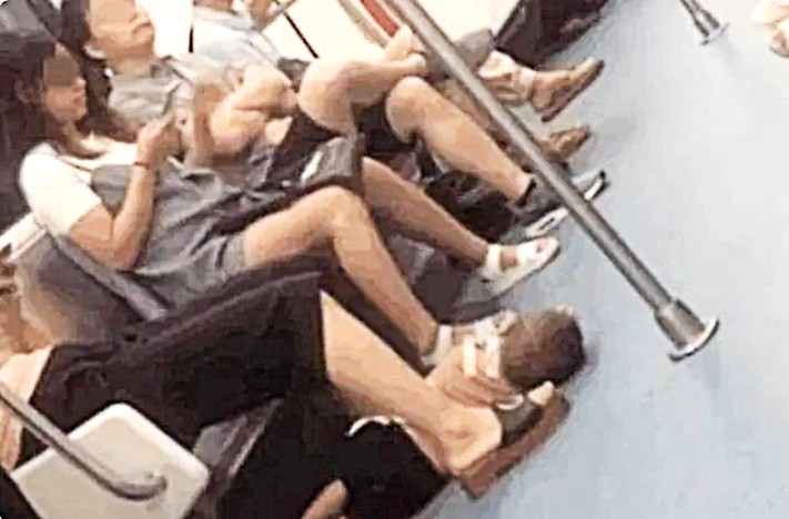 他坐捷運看見「孩子躺地上熟睡」媽媽卻悠閒玩手機　乘客瞥見「瞥見孩子雙手」立刻報警：枉為人母