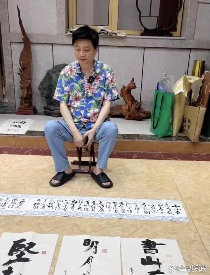 消失多年患抑鬱！60歲大咖主持「淪擺攤賣字畫」老態盡顯　認了為養家餬口「我覺得不丟人」