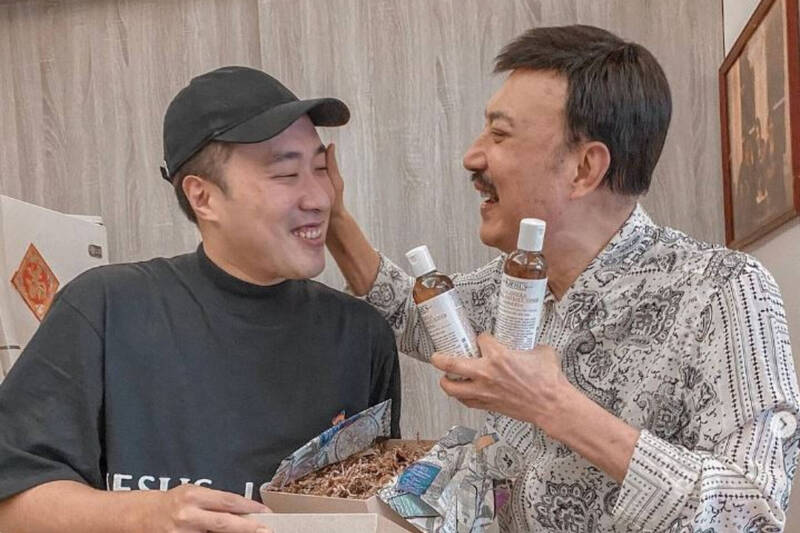 中秋正要烤肉！余天家「院子遭天敵闖入」嚇到躲樓上　「猛竄驚險畫面」曝光：好險沒殺了