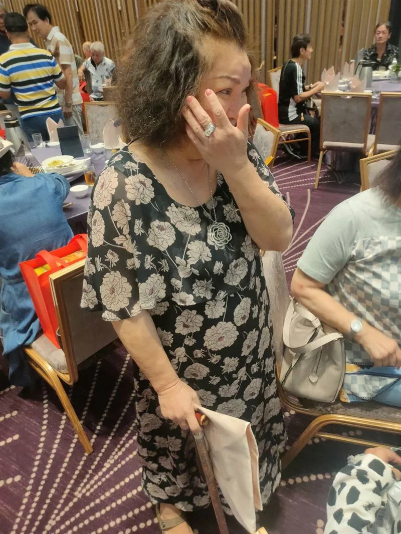 淡出30年未嫁！70歲資深諧星轉行「收入暴增3倍」　晉升東區富婆「突杵枴杖現身」病況曝