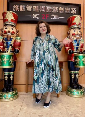 淡出30年未嫁！70歲資深諧星轉行「收入暴增3倍」　晉升東區富婆「突杵枴杖現身」病況曝