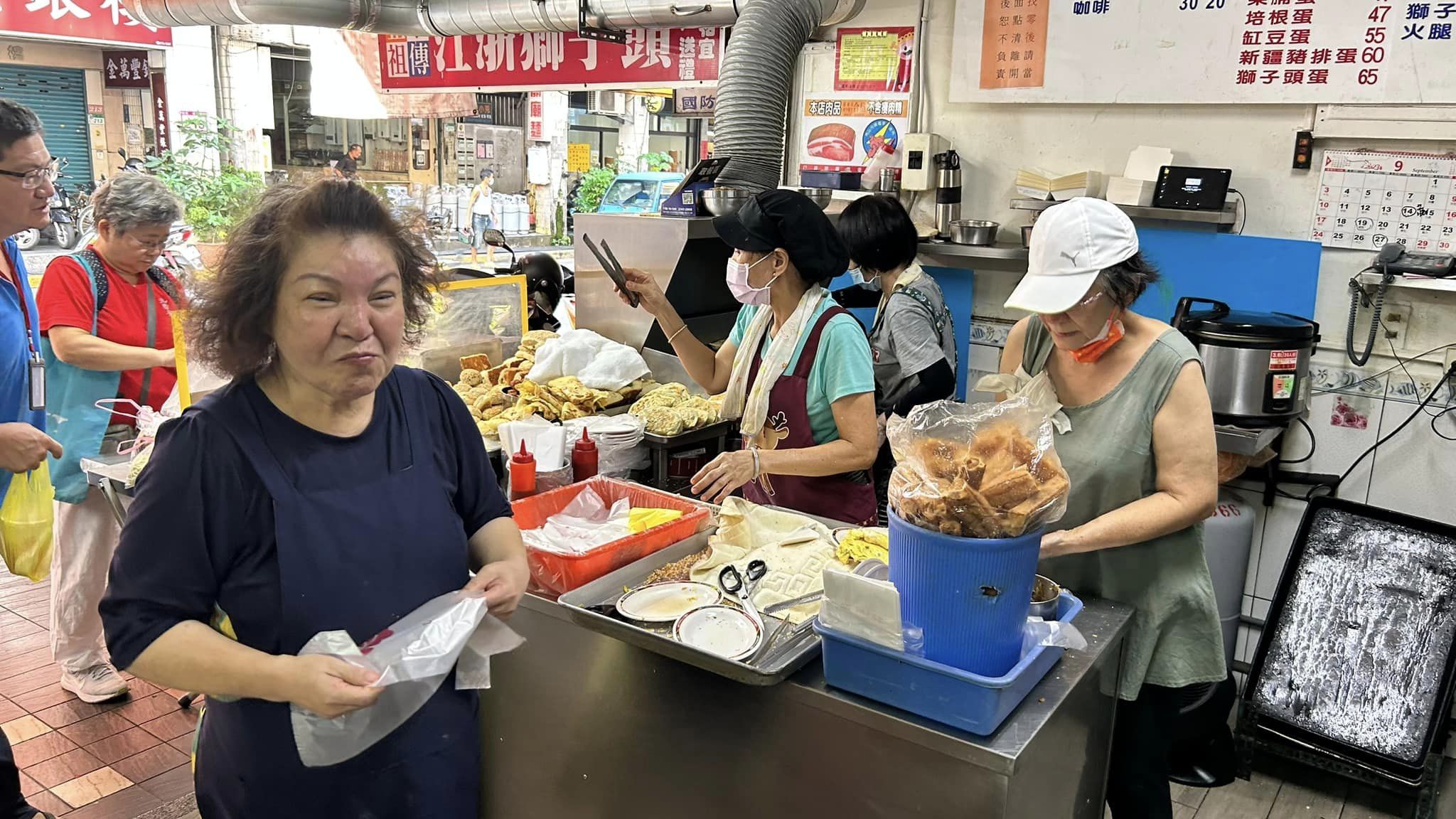 淡出30年未嫁！70歲資深諧星轉行「收入暴增3倍」　晉升東區富婆「突杵枴杖現身」病況曝