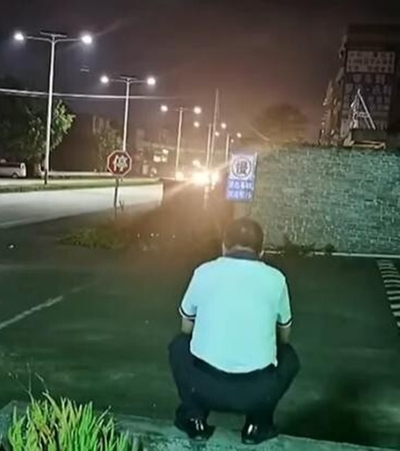 女兒搭車返鄉！爸爸站巷口「緊盯馬路等人」到天黑也不回家　手上還緊握「給女兒的心意」網全淚崩