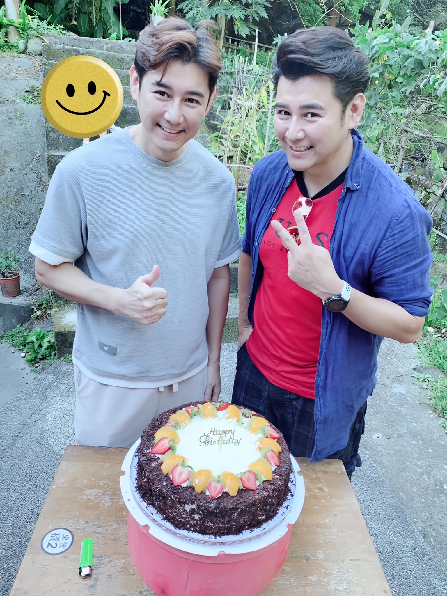 你分得出來嗎？雙胞胎男星「同框慶祝50大壽」眾人霧煞煞　網列出「3特徵」秒辨別：不用看長相
