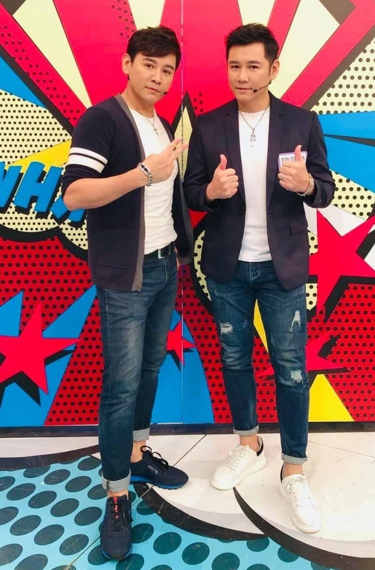 你分得出來嗎？雙胞胎男星「同框慶祝50大壽」眾人霧煞煞　網列出「3特徵」秒辨別：不用看長相