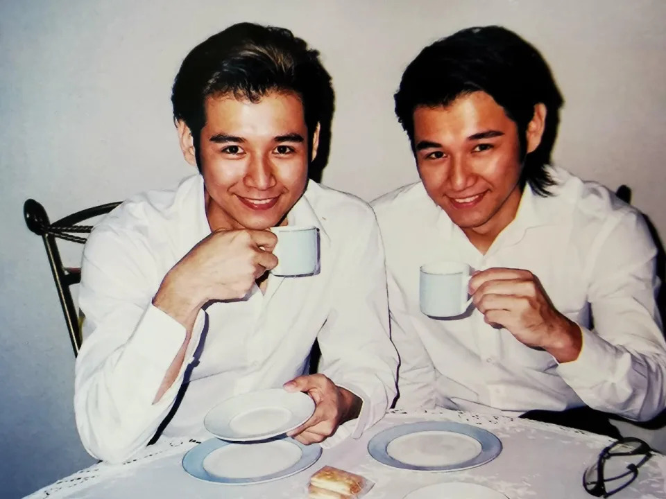 你分得出來嗎？雙胞胎男星「同框慶祝50大壽」眾人霧煞煞　網列出「3特徵」秒辨別：不用看長相
