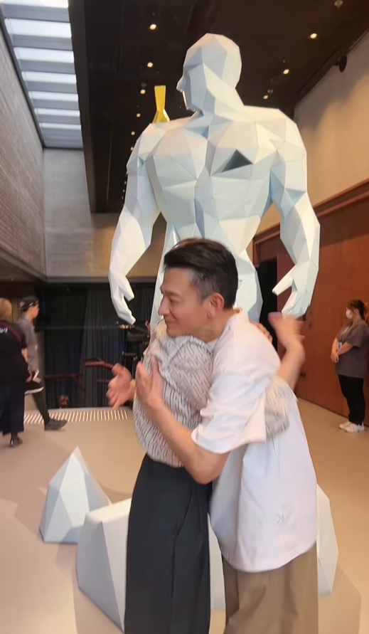 33年後再度同框！港姐冠軍「合體擁抱劉德華」重現經典　「56歲未婚無子女」彷彿吃了防腐劑