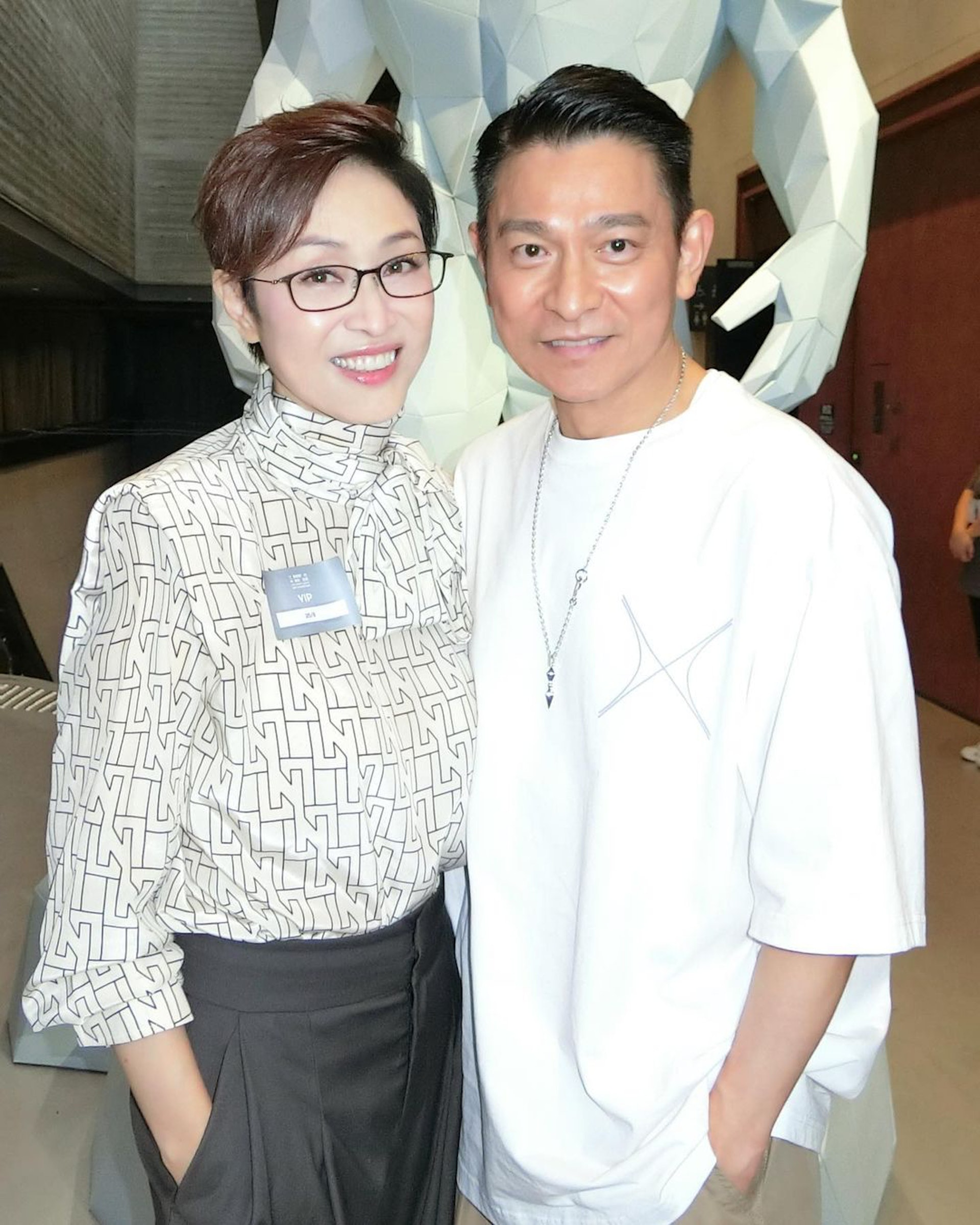 33年後再度同框！港姐冠軍「合體擁抱劉德華」重現經典　「56歲未婚無子女」彷彿吃了防腐劑