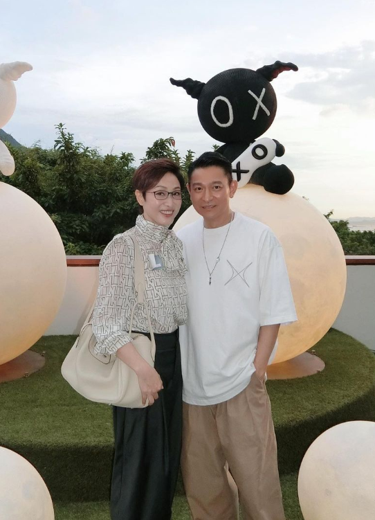 33年後再度同框！港姐冠軍「合體擁抱劉德華」重現經典　「56歲未婚無子女」彷彿吃了防腐劑
