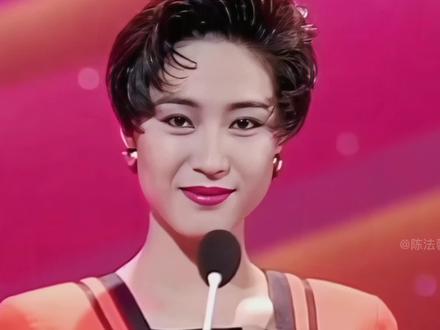 33年後再度同框！港姐冠軍「合體擁抱劉德華」重現經典　「56歲未婚無子女」彷彿吃了防腐劑