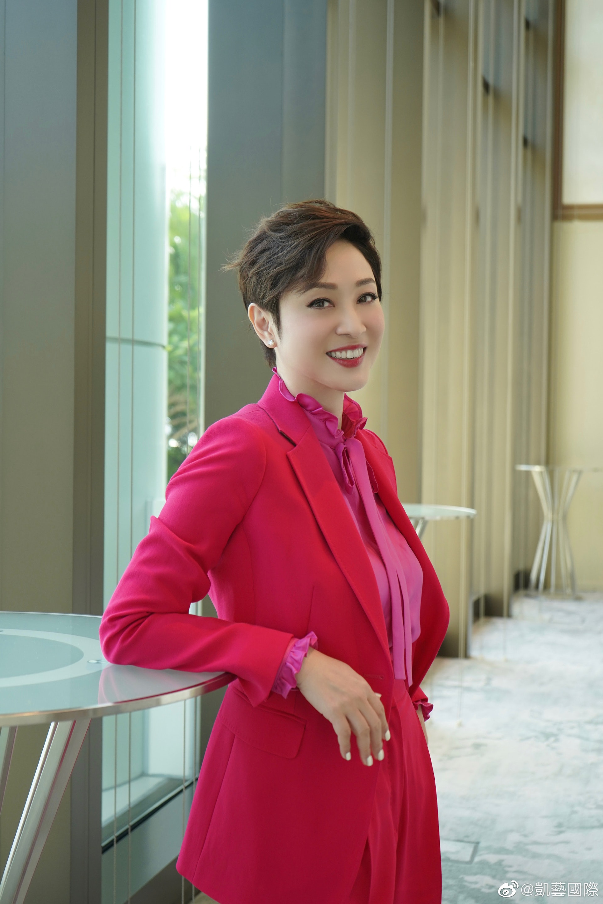 33年後再度同框！港姐冠軍「合體擁抱劉德華」重現經典　「56歲未婚無子女」彷彿吃了防腐劑