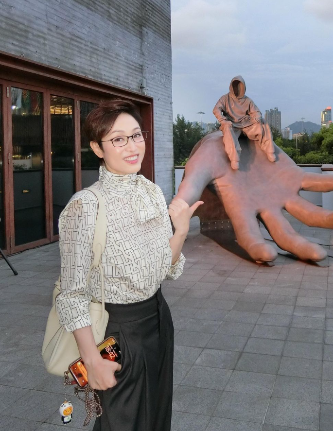 33年後再度同框！港姐冠軍「合體擁抱劉德華」重現經典　「56歲未婚無子女」彷彿吃了防腐劑