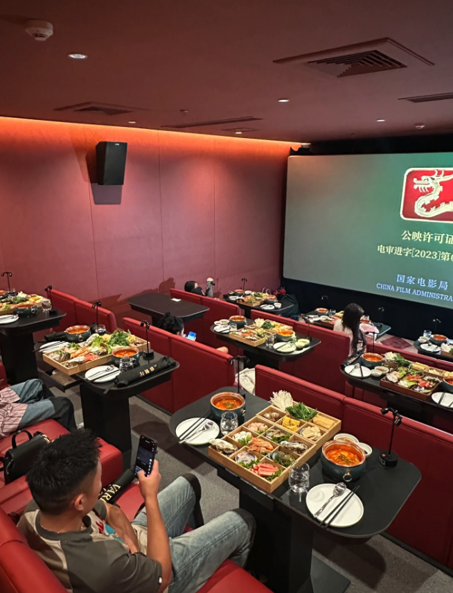 邊看電影邊吃火鍋！電影院推「火鍋套票」氛圍超浪漫　九宮格菜盤「爽吃生蠔鮮蝦」比餐廳還狂