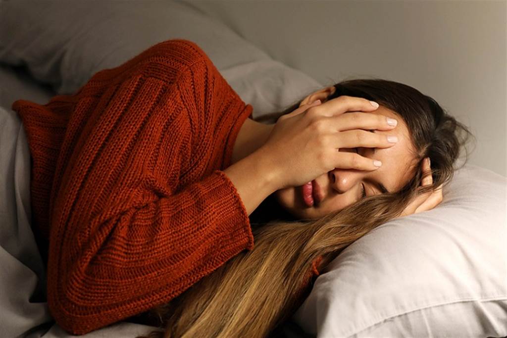 詭異人鬼戀！34歲女自爆「跟鬼睡20年」每晚都激戰　好奇睜眼「驚睹真面目」尖叫狂奔：想結束關係...