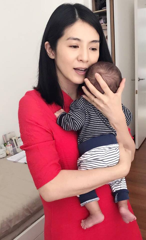 被喻男神收割機！玉女掌門人「隔8年復合前任」步入禮堂　「高齡產下雙胞胎」49歲樂當雙寶媽