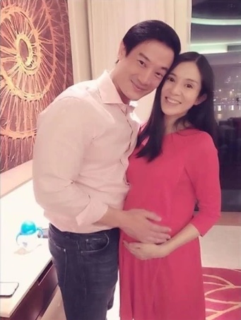 被喻男神收割機！玉女掌門人「隔8年復合前任」步入禮堂　「高齡產下雙胞胎」49歲樂當雙寶媽